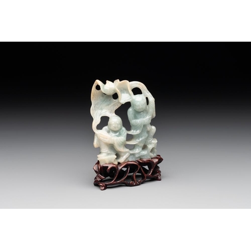 710 - A Chinese jade 'He He Er Xian' group on wooden stand, 19th C.H.: 9,5 cm (incl. stand)H.: 7,4 cm
Weig... 