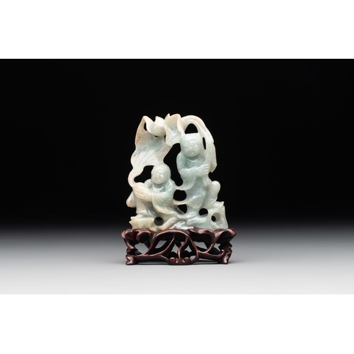 710 - A Chinese jade 'He He Er Xian' group on wooden stand, 19th C.H.: 9,5 cm (incl. stand)H.: 7,4 cm
Weig... 