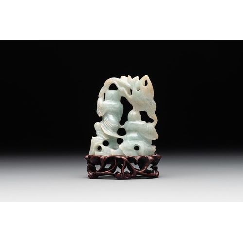 710 - A Chinese jade 'He He Er Xian' group on wooden stand, 19th C.H.: 9,5 cm (incl. stand)H.: 7,4 cm
Weig... 