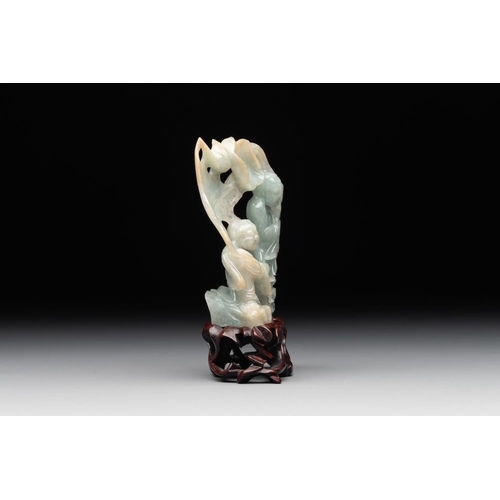 710 - A Chinese jade 'He He Er Xian' group on wooden stand, 19th C.H.: 9,5 cm (incl. stand)H.: 7,4 cm
Weig... 