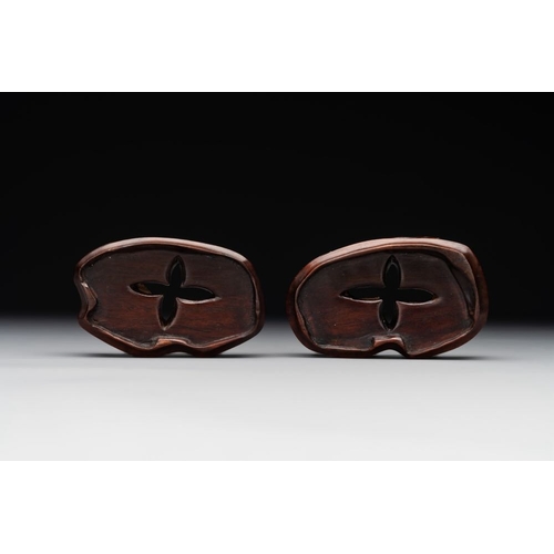 713 - A pair of Chinese cherry amber or faturan recumbent oxen on wooden stands, RepublicDim.: 7 x 3,7 x 6... 