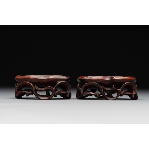 713 - A pair of Chinese cherry amber or faturan recumbent oxen on wooden stands, RepublicDim.: 7 x 3,7 x 6... 