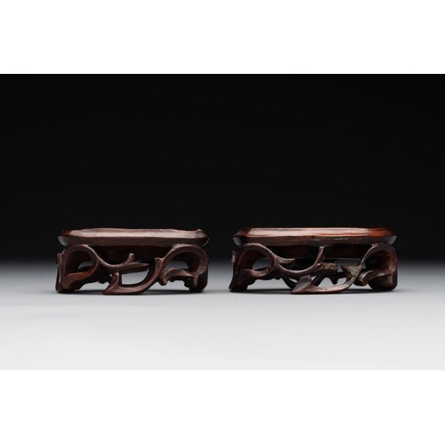 713 - A pair of Chinese cherry amber or faturan recumbent oxen on wooden stands, RepublicDim.: 7 x 3,7 x 6... 