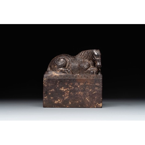 714 - A Chinese stone 'He Shuo Jia Qin Wang ' seal with its original case, dated 1789Dim.: 10 x 4,9 x 10 c... 