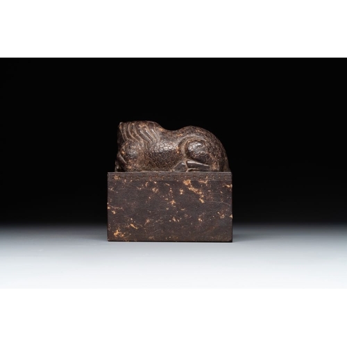 714 - A Chinese stone 'He Shuo Jia Qin Wang ' seal with its original case, dated 1789Dim.: 10 x 4,9 x 10 c... 