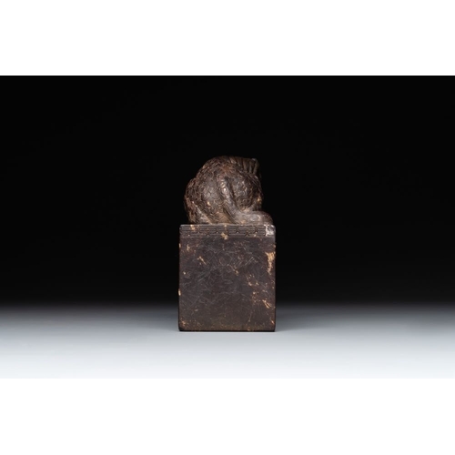 714 - A Chinese stone 'He Shuo Jia Qin Wang ' seal with its original case, dated 1789Dim.: 10 x 4,9 x 10 c... 