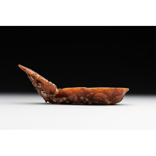 715 - A rare Chinese carved rhinoceros horn 'libation cup' with grape design, 17/18th C.Dim.: 11,5 x 6 x 4... 