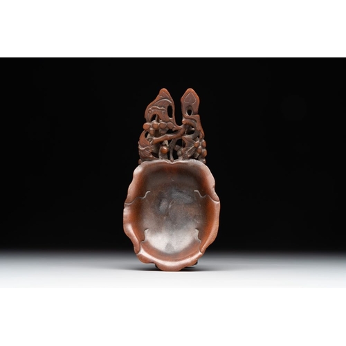 715 - A rare Chinese carved rhinoceros horn 'libation cup' with grape design, 17/18th C.Dim.: 11,5 x 6 x 4... 