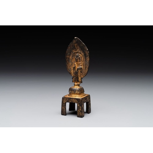 716 - A Chinese gilt bronze standing Buddha in Northern Wei-style, 19th C.Dim.: 4,1 x 4 x 14,5 cm
Weight: ... 