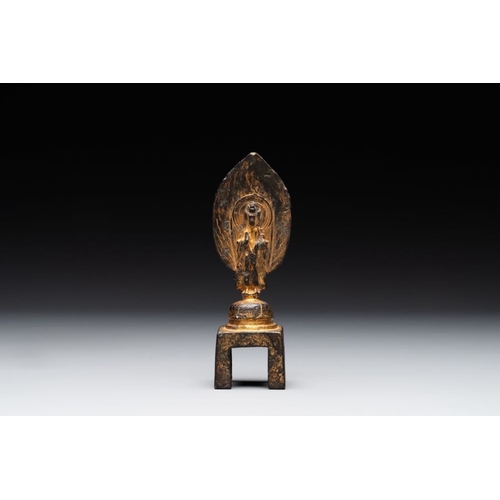 716 - A Chinese gilt bronze standing Buddha in Northern Wei-style, 19th C.Dim.: 4,1 x 4 x 14,5 cm
Weight: ... 