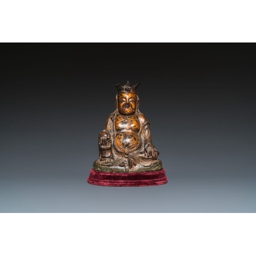 717 - A Chinese gilt bronze crowned Buddha, MingH.: 27 cm (incl. stand) H.: 23,5 cm (excl. stand)
Weight: ... 