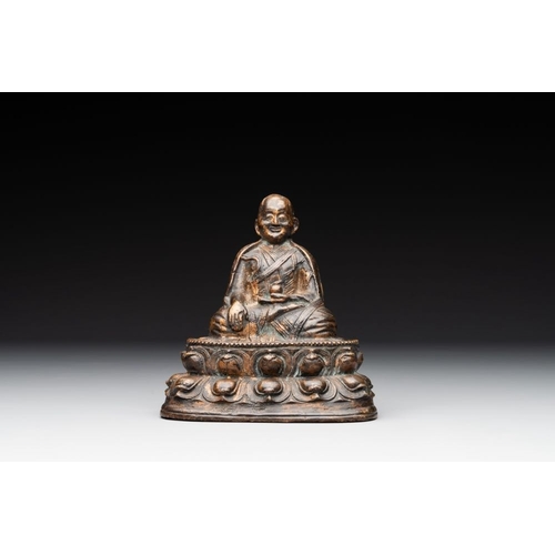 718 - A Tibetan bronze Padmasambhava, 14th C.H.: 12 cm
Weight: 2215 grams