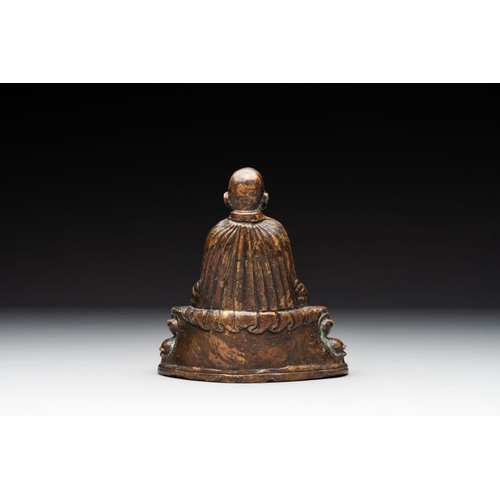 718 - A Tibetan bronze Padmasambhava, 14th C.H.: 12 cm
Weight: 2215 grams