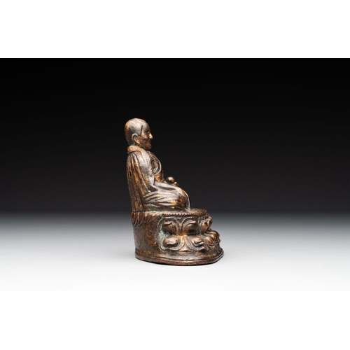 718 - A Tibetan bronze Padmasambhava, 14th C.H.: 12 cm
Weight: 2215 grams