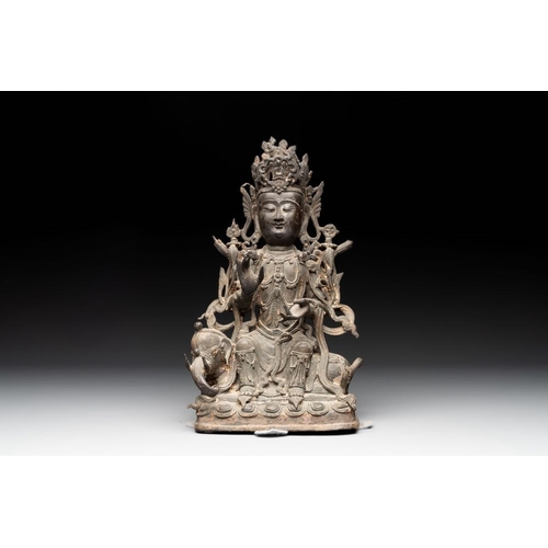 719 - A Chinese bronze Bodhisattva seated on an elephant, MingH.: 32,5 cm
Weight: 3435 grams... 