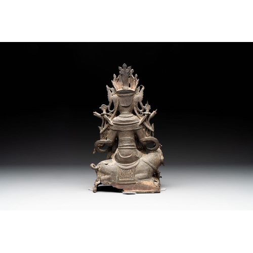 719 - A Chinese bronze Bodhisattva seated on an elephant, MingH.: 32,5 cm
Weight: 3435 grams... 