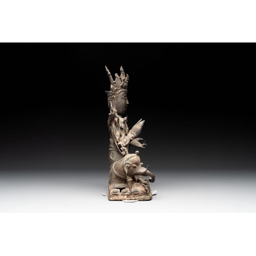 719 - A Chinese bronze Bodhisattva seated on an elephant, MingH.: 32,5 cm
Weight: 3435 grams... 