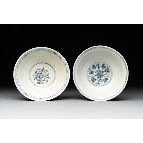 72 - Two Chinese blue and white bowls, two jarlets and two ewers, MingDia.: 15 cm - H.: 6,5 cm (the bowls... 