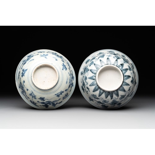 72 - Two Chinese blue and white bowls, two jarlets and two ewers, MingDia.: 15 cm - H.: 6,5 cm (the bowls... 