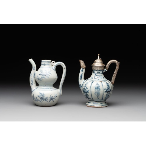 72 - Two Chinese blue and white bowls, two jarlets and two ewers, MingDia.: 15 cm - H.: 6,5 cm (the bowls... 