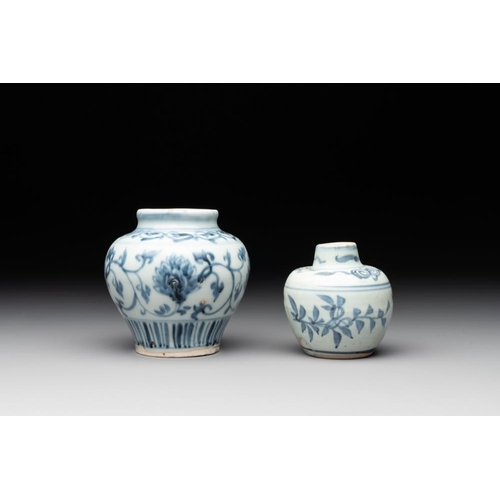 72 - Two Chinese blue and white bowls, two jarlets and two ewers, MingDia.: 15 cm - H.: 6,5 cm (the bowls... 