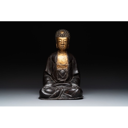 722 - A large Chinese lacquered and gilt bronze Buddha, 17th C.H.: 42 cmWeight: 8884 grams... 