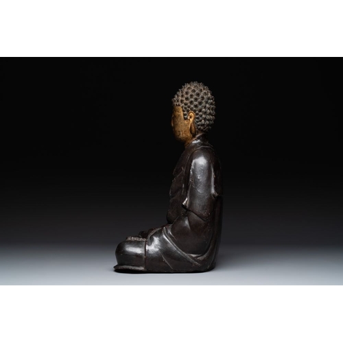 722 - A large Chinese lacquered and gilt bronze Buddha, 17th C.H.: 42 cmWeight: 8884 grams... 