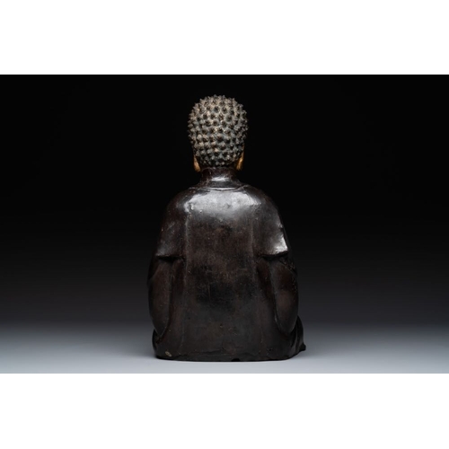 722 - A large Chinese lacquered and gilt bronze Buddha, 17th C.H.: 42 cmWeight: 8884 grams... 