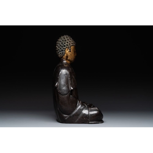 722 - A large Chinese lacquered and gilt bronze Buddha, 17th C.H.: 42 cmWeight: 8884 grams... 