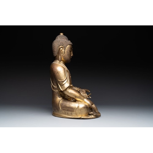 723 - An impressive and large Chinese gilt bronze Buddha, Ming, 16th C.H.: 51 cm
Weight: 22,4 kilograms... 