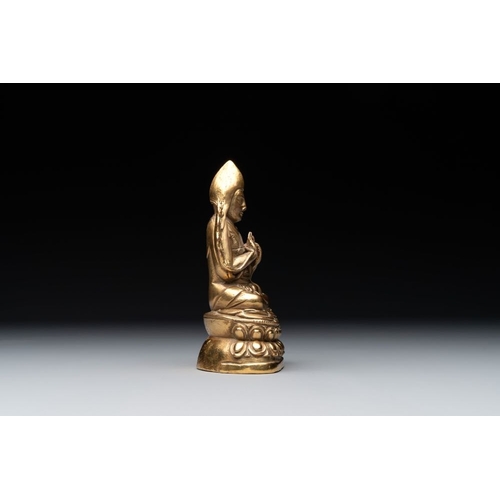 725 - A Sino-Tibetan gilt bronze figure of a lama, 18/19th C.H.: 12,9 cm
Weight: 1083 grams... 