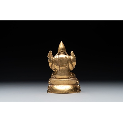 725 - A Sino-Tibetan gilt bronze figure of a lama, 18/19th C.H.: 12,9 cm
Weight: 1083 grams... 