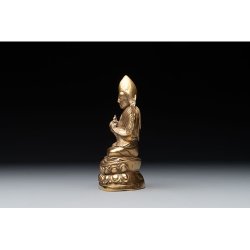 725 - A Sino-Tibetan gilt bronze figure of a lama, 18/19th C.H.: 12,9 cm
Weight: 1083 grams... 