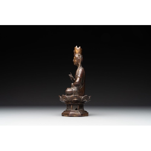 726 - A Chinese bronze seated Guanyin on a lotus throne, probably LiaoH.: 19,2 cm
Weight: 1114 grams... 