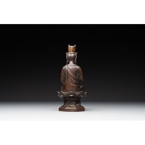 726 - A Chinese bronze seated Guanyin on a lotus throne, probably LiaoH.: 19,2 cm
Weight: 1114 grams... 