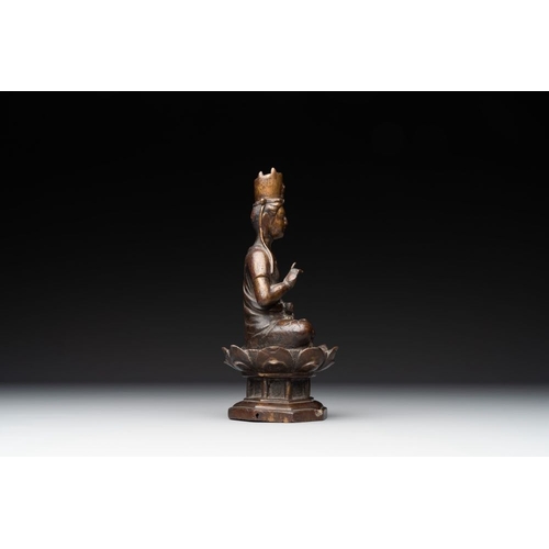 726 - A Chinese bronze seated Guanyin on a lotus throne, probably LiaoH.: 19,2 cm
Weight: 1114 grams... 