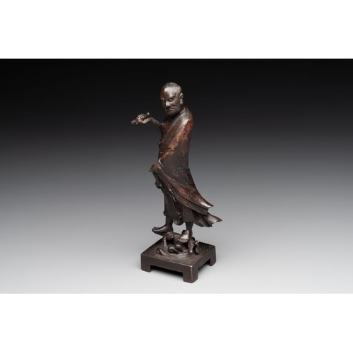 729 - A fine Chinese bronze Luohan holding a sutra, MingH.: 23,3 cm
Weight: 845 grams
Provenance: An impor... 