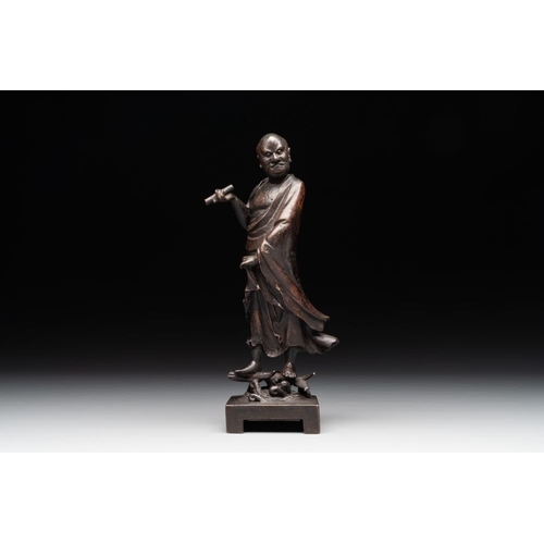 729 - A fine Chinese bronze Luohan holding a sutra, MingH.: 23,3 cm
Weight: 845 grams
Provenance: An impor... 