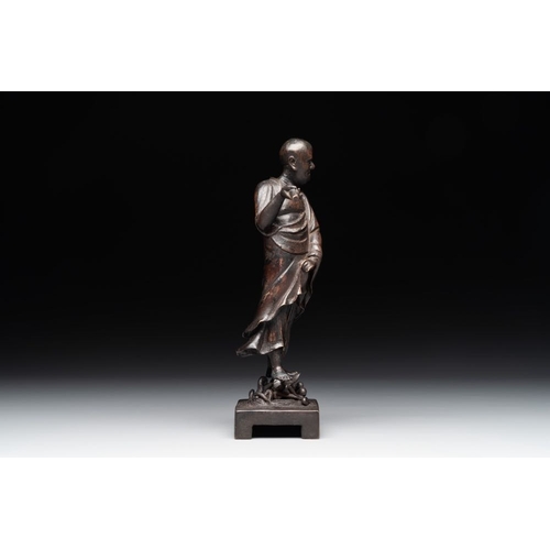 729 - A fine Chinese bronze Luohan holding a sutra, MingH.: 23,3 cm
Weight: 845 grams
Provenance: An impor... 