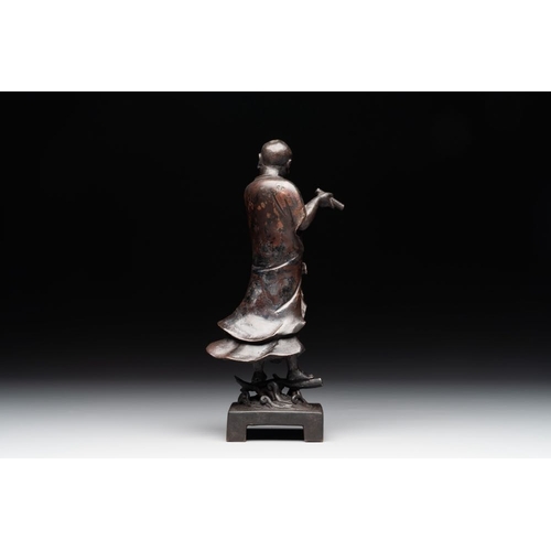 729 - A fine Chinese bronze Luohan holding a sutra, MingH.: 23,3 cm
Weight: 845 grams
Provenance: An impor... 