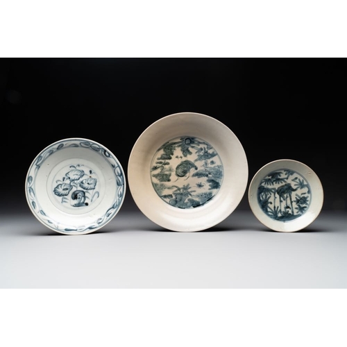 73 - A collection of 11 Chinese blue and white wares, MingDia.: 29 cm (the largest dish)Dia.: 11,7 cm (th... 