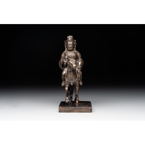 730 - A rare Chinese bronze Vaishravana on horseback with wooden stand, YuanH.: 20 cm (incl. stand)
Weight... 