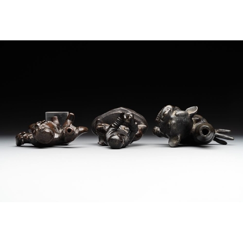 731 - Three various Chinese bronze incense holders, Yuan/MingH.: 14,5 cm (the lion)H.: 12,9 cm (the figure... 