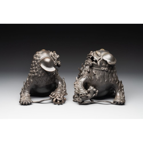 734 - A pair of fine Chinese bronze Buddhist lions, 17/18th C.Dim.: 24,5 x 20 x 22 cm (the largest)Dim.: 3... 