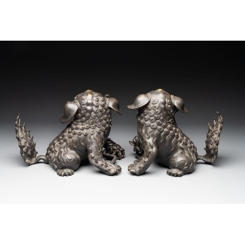 734 - A pair of fine Chinese bronze Buddhist lions, 17/18th C.Dim.: 24,5 x 20 x 22 cm (the largest)Dim.: 3... 