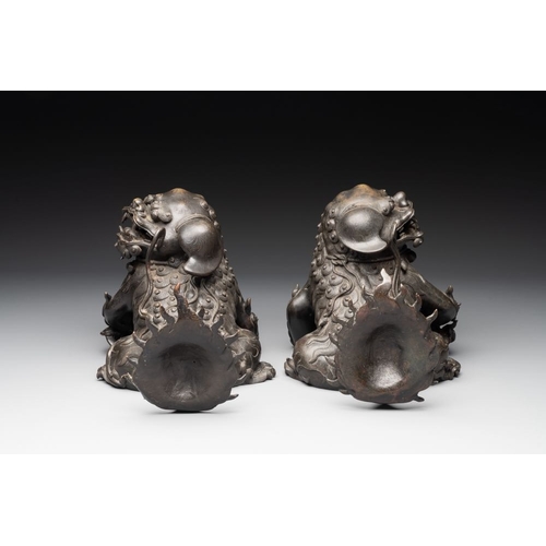 734 - A pair of fine Chinese bronze Buddhist lions, 17/18th C.Dim.: 24,5 x 20 x 22 cm (the largest)Dim.: 3... 