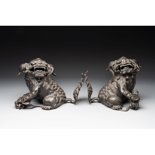 734 - A pair of fine Chinese bronze Buddhist lions, 17/18th C.Dim.: 24,5 x 20 x 22 cm (the largest)Dim.: 3... 