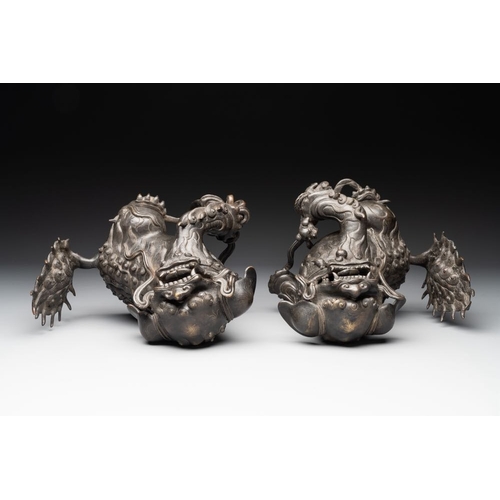 734 - A pair of fine Chinese bronze Buddhist lions, 17/18th C.Dim.: 24,5 x 20 x 22 cm (the largest)Dim.: 3... 