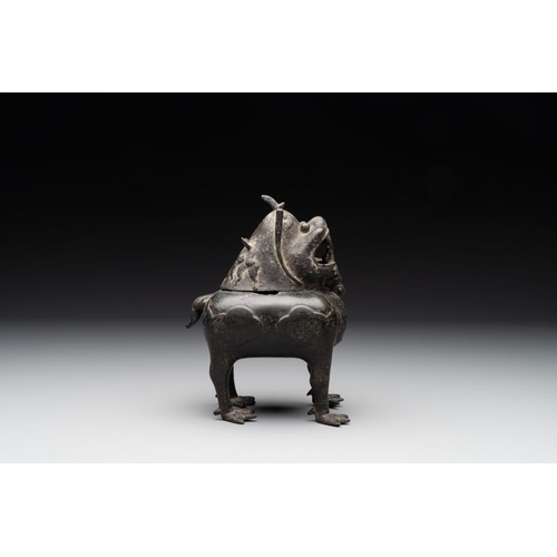 735 - A Chinese bronze 'luduan' incense burner and cover, MingH.: 15,5 cm
Weight: 727 grams... 