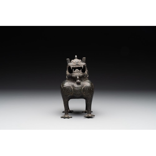 735 - A Chinese bronze 'luduan' incense burner and cover, MingH.: 15,5 cm
Weight: 727 grams... 